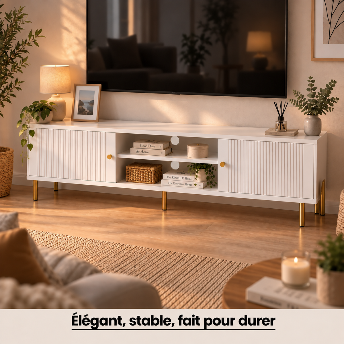 Meuble TV blanc et doré dans un salon chaleureux, niche centrale garnie d'objets déco