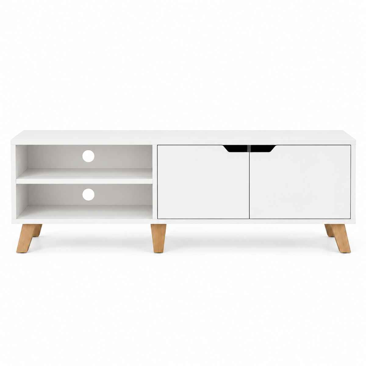 Meuble TV blanc 140 cm Plexture, style rétro scandinave, vue de face : étagère réglable ouverte et 2 portes, pieds inclinés en bois clair