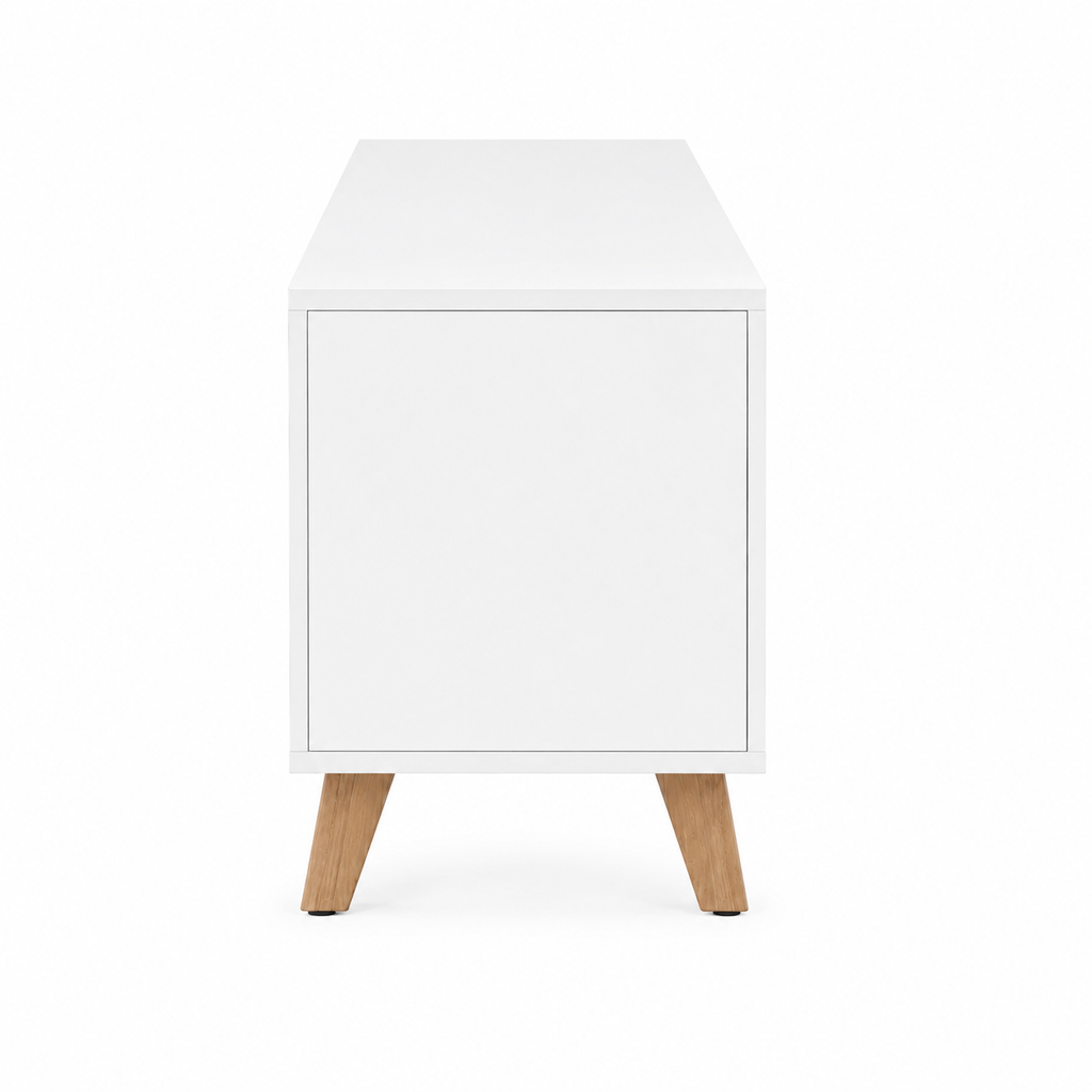 Vue de côté du meuble TV blanc rétro scandinave, pieds inclinés en bois clair