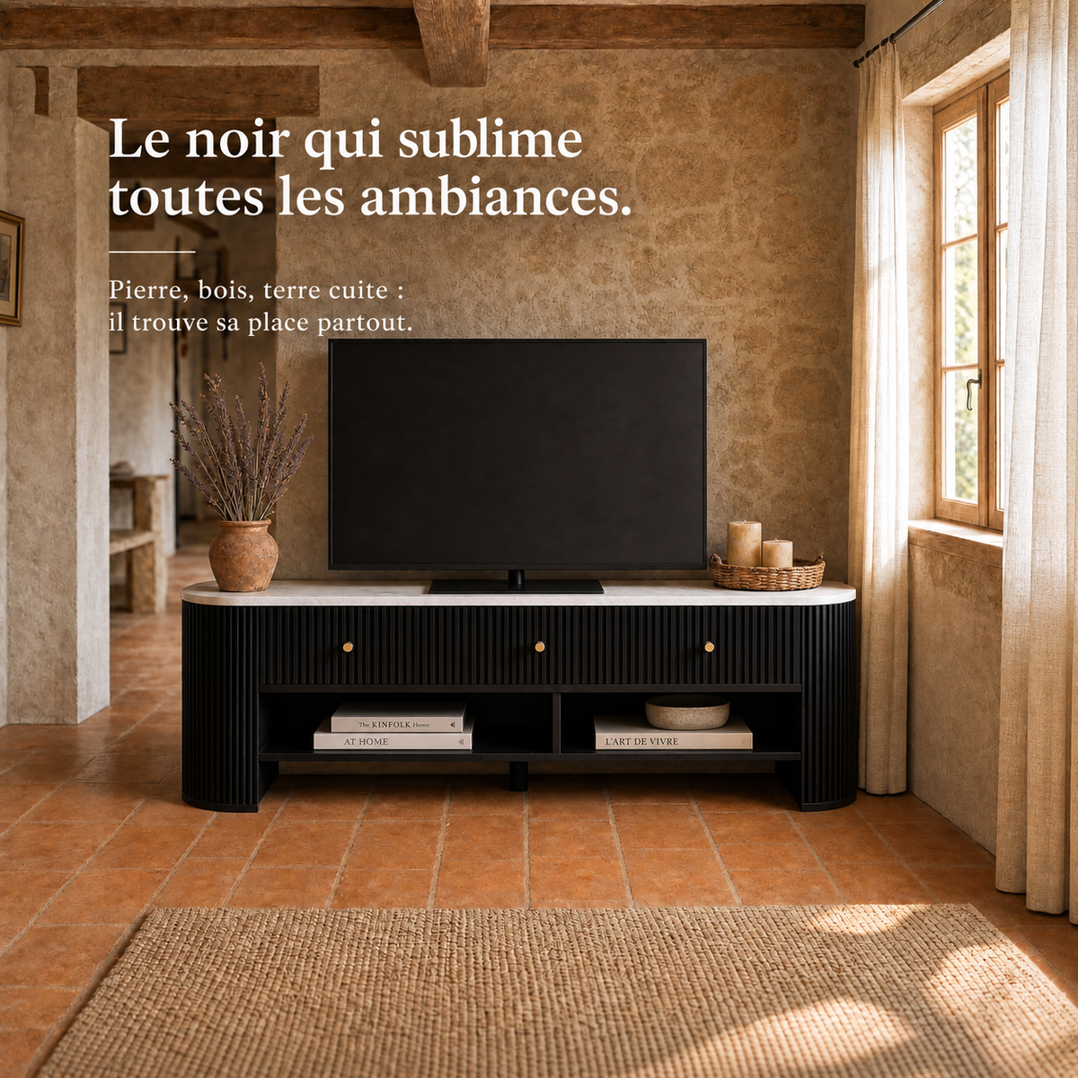 Meuble TV noir effet marbre dans un salon chaleureux avec mur en pierre, téléviseur fixé au mur